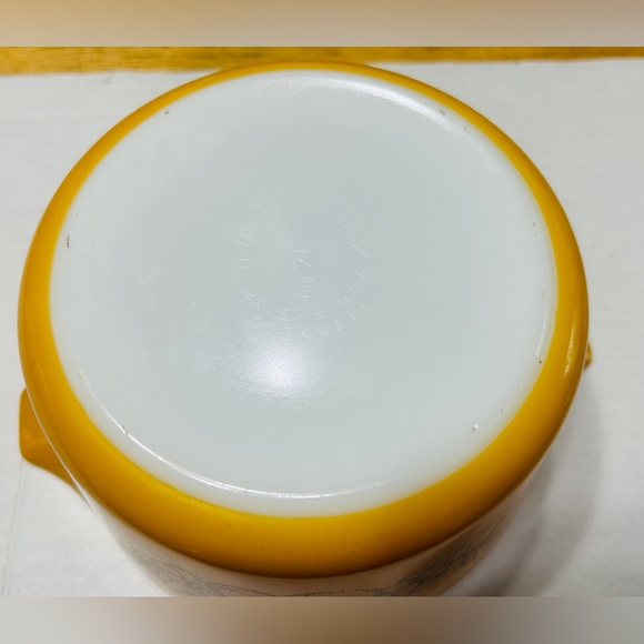 Pyrex Old Orchard 1 quart round casserole dish. #473. Great used condition. - Picture 4 of 7